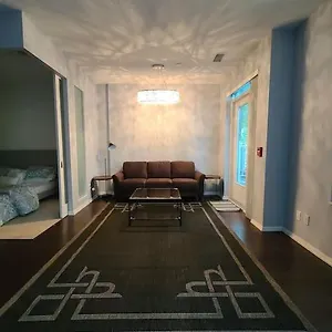 Luxury Lakefront Condo+free Parking+pool+gym+patio Apartment