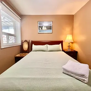 Newly Renovated Detached Near Finch Subway Station Homestay